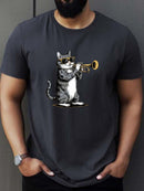 Camiseta casual de manga curta de verão para homens, estampa de gato fofo tocando trompete, decote redondo, ajuste confortável e simples, parte superior versátil para uso diário ao ar livre