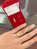 1 Par de Aliança Chanfrada Anatômica Dourada + Anel Solitário Clássica Fina 4mm de Casamento ou Noivado
