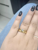 1 Par de Aliança Chanfrada Anatômica Dourada + Anel Solitário Clássica Fina 4mm de Casamento ou Noivado