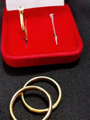 1 Par de Aliança Chanfrada Anatômica Dourada + Anel Solitário Clássica Fina 4mm de Casamento ou Noivado