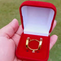 1 Par de Aliança Chanfrada Anatômica Dourada + Anel Solitário Clássica Fina 4mm de Casamento ou Noivado