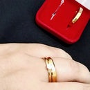 1 Par de Aliança Chanfrada Anatômica Dourada + Anel Solitário Clássica Fina 4mm de Casamento ou Noivado